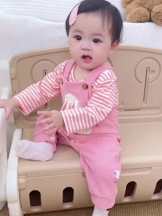 立春后天气就开始暖和了,像这种好看又洋气的春装就可以给宝宝安 立春后天气就开始暖和了,像这种好看又洋气的春装就可以给宝宝安排上了。这可是个大爆款,上身真的太可爱了,一整个绵绵软软的,贴身穿也很舒服,而且还是这种小背带的设计,宝宝穿上更显活泼可爱,搭配的小帽子也超萌,真的是爱不释手啊!快给你家娃也安排一套吧!