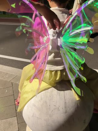 #我要上热门 这也太美太仙太让小朋友羡慕了吧!翅膀会动、会发光、带音乐,每个小女孩都可以变成漂亮的蝴蝶仙子,真的超美,女儿去哪里都要背着#儿童礼物#精灵蝴蝶翅膀@抖加🔥上热门🔥dou+🔥热点宝