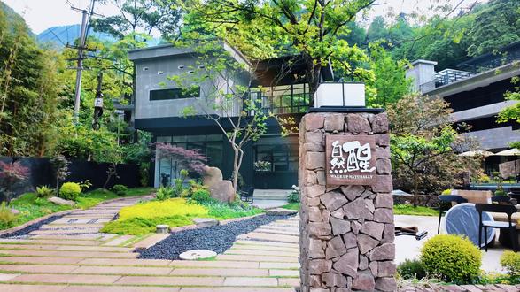 住进青城山 睡自然醒 🛏️
#山野villa #躺平 #青城山后山 #私汤 #避暑