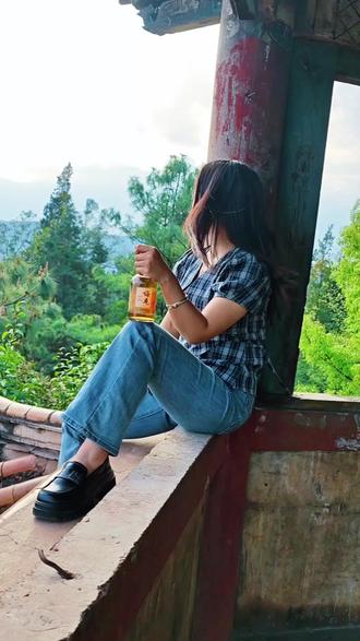 #真实生活分享计划 #抖音玩法达人 #好酒梅见 #微醺快乐水 #喝酒的不一定是坏女人 杨梅树上结苹果🍎你心想别人嘴爱我…………