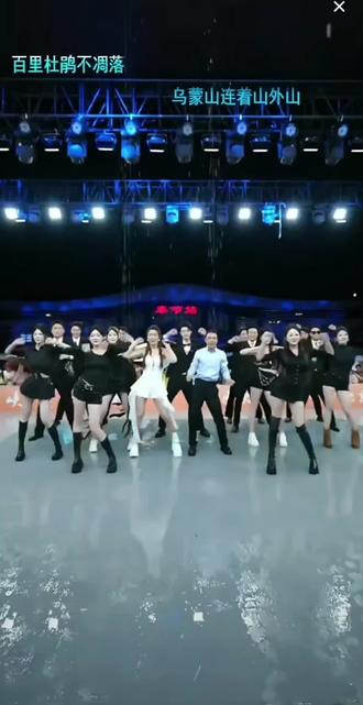 #红豆#索图#红豆带领男团,女团!冒雨演绎!激情澎湃!#索图大舞台