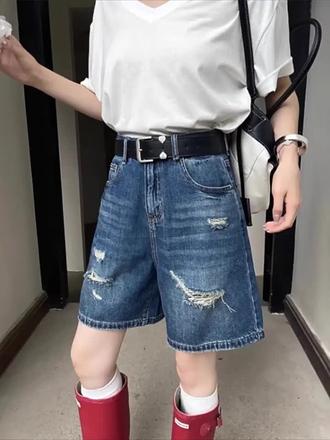 深蓝色牛仔短裤!高腰设计也太显瘦了吧 复古深蓝色牛仔短裤,高腰版型,夏季穿着宽松舒适,轻松打造休闲感~#显瘦穿搭 #夏季必备 #显高显瘦显腿长 #短裤穿搭 #微胖小个子的夏日明媚感穿搭