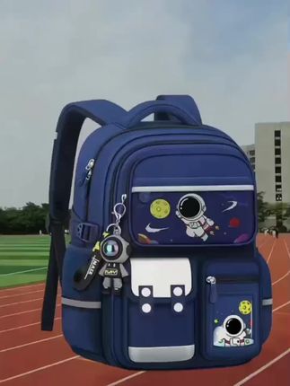 #儿童书包减负护脊超轻 “宇航员小同款减负书包来啦!轻盈如太空漫步,护脊设计像航天舱般贴合。大容量分层,课本文具各就各位。耐磨面料抗造,肩带减压不勒肩。背着它,像小小宇航员探索知识宇宙,轻松上学去~”#惊不惊喜意不意外