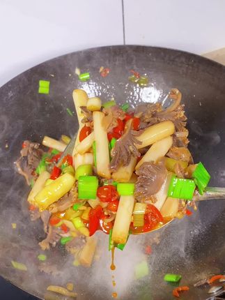 热天没有胃口饭桌上来上一盘,酸辣脆爽的泡椒藕带真的开胃又下饭,记得一定要多煮点米饭哦!#泡椒藕带 #酸辣鸡杂 #藕带 #美食分享 #下饭神器