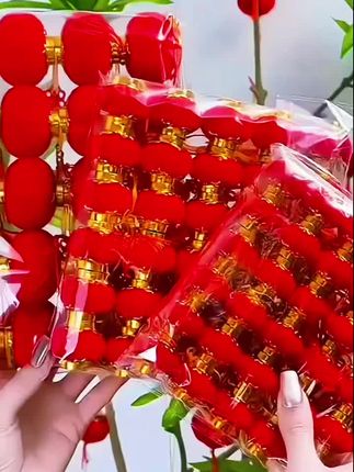 小巧精致的植绒红灯笼用来装饰庭院绿植,适用于多种场景布置,庭院门口,绿植,挂上喜庆又好看#每日分享 #种草 #好物推荐🔥 #居家好物 @DOU+小助手