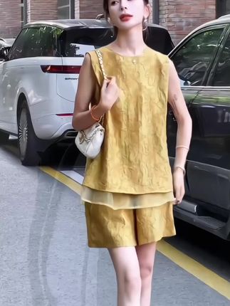 设计感刺绣提花套装,夏季新款休闲时尚慵懒风气质短裤两件套#夏季穿搭 #套装#出游穿搭 #时尚穿搭 #休闲减龄穿搭