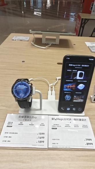 最近很多小伙伴咨询关于荣耀手表开通esim卡的疑惑,关于esim卡和一号双终端给你一次讲清楚。
esim卡就是相当于你的电话卡从实体变成了电子的,可以申请一个独立的号码有独立的套餐。 一号双终端是在你现有手机号的基础上,把你的手表或者是平板(前提是支持这个功能)添加为附属设备,那么这个手表和平板都是共用你现有手机号的流量和套餐。
下面教大家如何自己开通esim功能?#荣耀手表5pro #荣耀授权体验店(宝能新都荟)