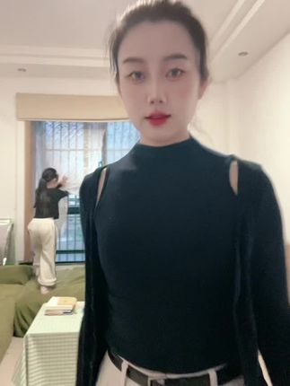 上衣百搭,裤子随便穿😅出租屋已经不匹配我们娘俩的气质了😅#女装穿搭 #日常娱乐