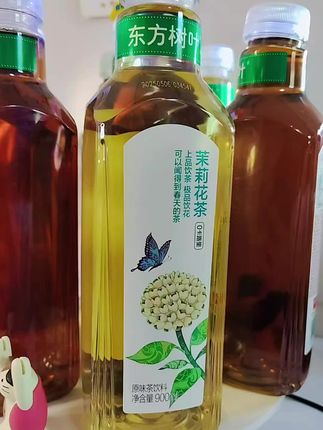青柑普洱茶好好喝呀! 💥茶控福音!农夫山泉东方树叶900ml*4瓶装来袭,一次畅享三种经典口味!, ,🌟0糖0卡0脂,健康无负担,无论是减肥人士还是注重养生的朋友,都能放心畅饮。, ,🌼茉莉花茶:精选茉莉银毫与烘青绿茶,经多次窨制,花香清幽,茶汤橙黄浓郁,入口回甘,仿佛置身茉莉花海。, ,🍊青柑普洱:柑皮与云南普洱完美搭配,茶汤褐红油润,口感陈醇糯滑,解腻又提神,冰镇后柑橘香更清新。, ,🍃黑乌龙:以闽北武夷岩茶为灵感,100%原叶萃取,添加超3g/L特级乌龙茶,汤色橙红明亮,茶香悠长,冷泡热饮皆适宜。, ,900ml大容量,家庭分享、办公饮用都超方便,让你随时随地尽享纯正茶香!#茶百道 #茶茶多可爱#夏天喝什么茶 #农夫山泉 @抖加🔥上热门🔥dou+🔥热点宝 @DOU+小助手