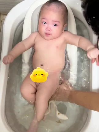 宝宝五个月后就不喜欢躺着洗澡了 可以给他安排这个洗澡神器 宝宝洗澡不会乱动 解放妈妈双手#带娃好物 #宝宝洗澡 #爱洗澡的宝宝 #母婴好物#洗澡坐椅