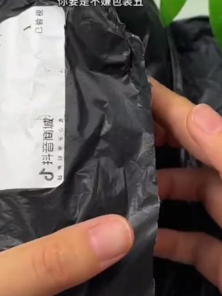 宝子们都快去吃双汇鸡肉肠!超大根一根管饱,肉质不柴不腥,很紧实,不管是炸着吃还是空口吃都超香。#双汇鸡肉肠 #肉肠  #无限回购的宝藏单品 #童年美食 #火腿肠