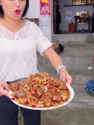 生活普普通通 日子乐在其中 大手牵小手 香辣入味 软糯脱骨 巴适得很 #我的农村生活 #猪蹄 #美食
