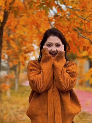 韩系设计女厚毛衣,可拆卸围脖披肩,洋气又显瘦! #女款厚毛衣 #洋气披肩围脖 #软糯针织毛衣 #韩系风格 #韩系针织毛衣
