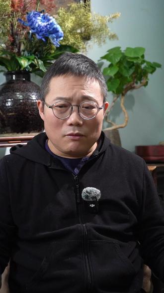 当你开始思考为什么活着,艺术还重要吗 有人说,
我的作品《牛头》,
太暴力,太血腥,不算艺术。
但我关心的,
从来不是艺术的标准,
而是生命
如何被对待、被消耗、被思考。
如果它让你开始思考
为什么活着,
那就够了。
#生命 #访谈 #思考 #艺术 #成长