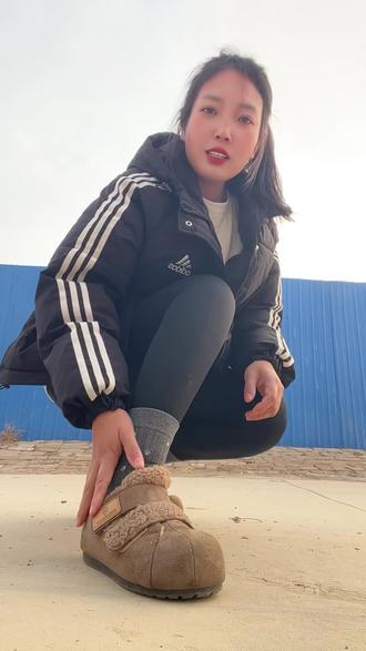 辰小六家这双加厚绒勃肯鞋简直太喜欢了,又暖和又百搭,干活遛弯穿一点不累脚,脚冰凉的你就穿这种大毛毛的#我的农村生活 #辰小六勃肯鞋 #日常分享 #强烈推荐@抖音创作小助手 @抖音创作者中心