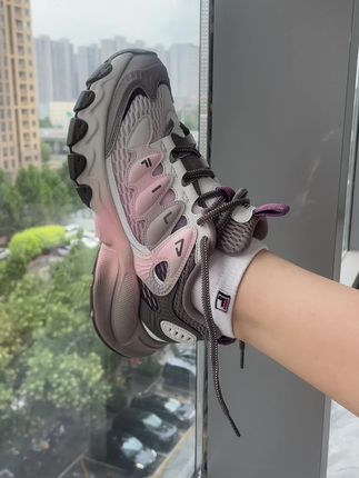 这双蘑菇鞋谁还没有呢#斐乐 #斐乐蘑菇鞋 #软底软面穿上超舒服 #显高显瘦显腿长