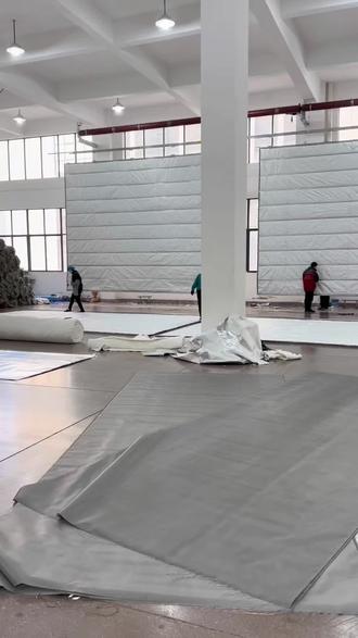 大空间区域的防火分隔必备防火卷帘,防火卷帘帘面正在加工中 #防火门厂家#防火卷帘