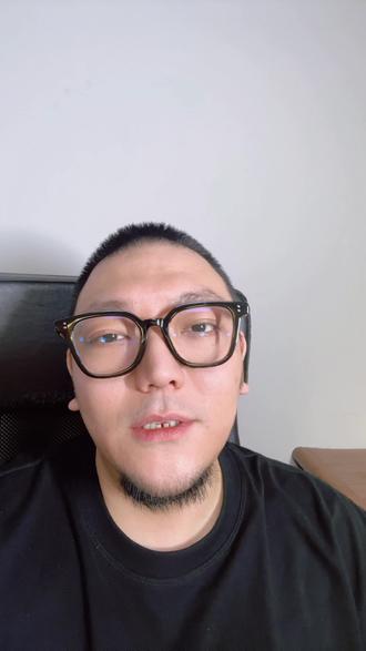 一边让你养龙虾,一边封你号——品牌到底听谁的 腾讯QQ官方宣布正式接入OpenClaw龙虾,每个QQ号可以一键创建5个AI Bot,三步部署,免费使用。3月14日深圳还要办"千人龙虾大会",现场免费给你装机。
与此同时,小红书发了一份措辞极其严厉的治理公告:所有AI托管账号,轻则限流,重则封禁。过去半年已经清理了60万篇AI垃圾笔记,封了1200万个违规账号。
一个在拼命开闸,一个在拼命关闸。品牌方夹在中间,到底该怎么办?
答案其实很清楚:不是AI能不能用的问题,是怎么用的问题。
QQ开放龙虾,是因为它需要AI来激活社交生态,Bot在QQ里是功能增强,不涉及内容真实性。
小红书封杀龙虾,是因为它的核心资产就是"真实分享"。AI全托管账号批量灌水,直接动摇它的社区根基。
所以逻辑很简单:平台封的不是AI,封的是"无人值守的AI"。
大可AI的模式恰恰踩在安全线的正确一侧。它不是全托管——不会自动发布、不会模拟真人互动、不会批量注册账号。它是"AI生产+人工审核+品牌把控"的三层架构。内容由AI高效产出,但每一条发布都经过人的判断。
别去赌平台的底线,去选一个合规的方案。
#OpenClaw龙虾#小红书封号 #AI托管 #品牌合规#小红书新规