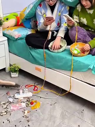 给家里装上两个#免打孔#排插固定器 实在是太方便了!#居家好物 #实用好物 #好物推荐🔥