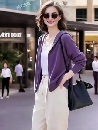 💜被问爆的紫色连帽针织开衫!软糯亲肤,简约设计超百搭,内搭白T+米白裤,日常出街、通勤都能拿捏松弛感✨ 谁穿谁好看,时尚感拉满~#早秋穿搭灵感#时尚穿搭分享#连帽开衫搭配#日常出街穿搭#紫色系穿搭
