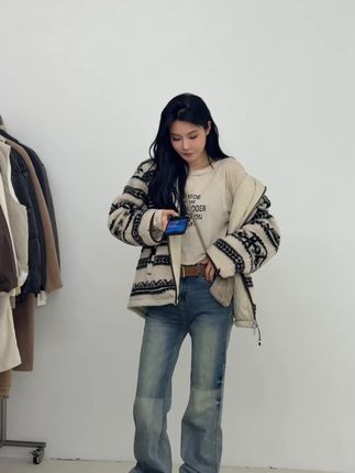 慵懒又高级:这件提花羊毛外套锁住整个秋冬的温柔采用经典的宽松连帽设计,不仅藏肉显瘦,更能营造出不费力的慵懒感