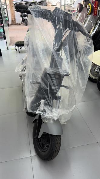 九号V70是2026年3月推出的入门级智能电轻摩,主打3000元档、全能家用、智能好骑、安全省心,性价比拉价格亲民:首发价2999元,60V20Ah铅酸版,智能配置无缩水。
●动力续航够用:800W电机,极速45km/h(实测46–47km/h),续航70km,通勤代步足够。
●智能拉满(同价位最强)
○4.3英寸全彩屏:导航、倒车、车况一目了然。
○无感解锁+家庭账号:手机/NFC解锁,全家共用一车。
○OTA升级+三重定位:越用越新,GPS+北斗+基站防盗,找回率高。
●安全到位
○TCS牵引力控制:标配,雨天防侧滑。
○前碟后鼓+大灯光:近光23000cd,夜间视野好。
○五级可调后减震:过坎舒适,载人不颠。
●家用实用
○加长加厚坐垫:载人舒适,空间大。
○密码锁大车筐+座桶小仓:头盔、买菜、随身物都能放。
○灵活好停:轴距短,窄路穿行、停车都方便。
📊 关键参数
●电机:800W无刷,极速45km/h。
●电池:60V20Ah铅酸,续航70km。
●尺寸:轴距1110mm,灵巧好骑。
●颜色:简约配色,男女都适合。
🎯 一句话总结
3000元内,智能、安全、实用、好骑的全能家用电轻摩,通勤、买菜、短途出行都合适,尤其适合家庭用户和女性骑手。
#新品品鉴会 #九号真智能