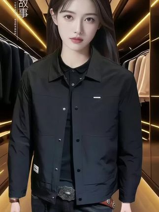 这件男士工装痞帅夹克外套,真的太绝了!落肩袖设计慵懒又随性,宽松版型不挑人。无论是叠穿还是单穿,都很有层次感。赶紧入手,让你轻松成为时尚达人。#工装夹克 #痞帅穿搭 #潮流男装 #日常穿搭 #男士时尚