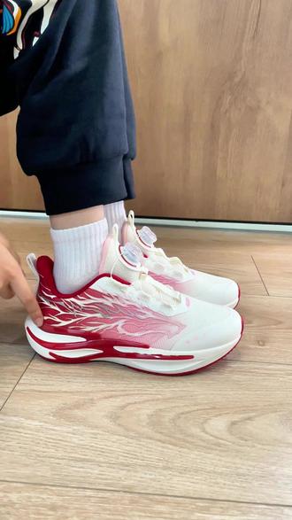 自从娃穿上这双赤焰6.0,晚上遛弯我一眼就能找到他 #安踏儿童 #好鞋推荐 #男女同款