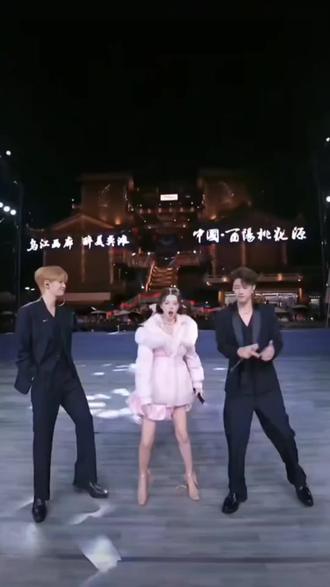 陆麒参加龙浩天生日活动,演唱《我们不再是从前》太好听太帅了吧!!!!!
#实力派歌手 #现场演唱 #灵魂歌手 #关注优秀帅气歌手 @上热门🔥🔥🔥 @DOU+小助手 @陆麒LUQI(经典粤语歌) @抖音小助手