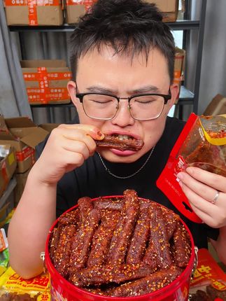湖南的鸭货零食真的绝,又香又辣肉质饱满,让你体验大口吃肉的感觉!#鸭翅 #魔鬼辣