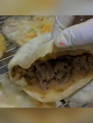 1. 萝卜丝牛肉馅饼:皮薄馅足,鲜汁满溢,一口暖到心! 2. 热乎萝卜丝牛肉馅饼,肉香混着脆甜,解馋超满足! 3. 现烙萝卜丝牛肉馅饼:外酥里嫩,咸香够味,吃了还想吃!#手工美食 #太香啦 #快来一起尝个鲜