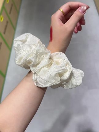 莱赛尔真丝的大肠圈,非常漂亮,每一次戴都会被问,真的看不腻!好看得很,信我的直接冲吧,别给自己后悔的机会#女孩子花点钱怎么啦 #强烈推荐 #vlog日常 #头饰搭配 #内容太过真实