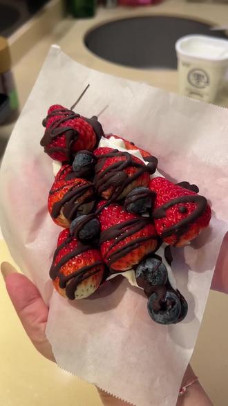 圣诞版草莓酸奶砖也是吃上了!🎄
几点tips:
1.水果表面水分要吸干
2.酸奶想要稠一些可以进行过滤或者买干噎酸奶
3.一定要用烘焙纸或者不沾的纸
4.巧克力隔热水化开50度左右差不多
#吃商 #酸奶砖 #圣诞节的仪式感 #草莓蓝莓 #手作美食