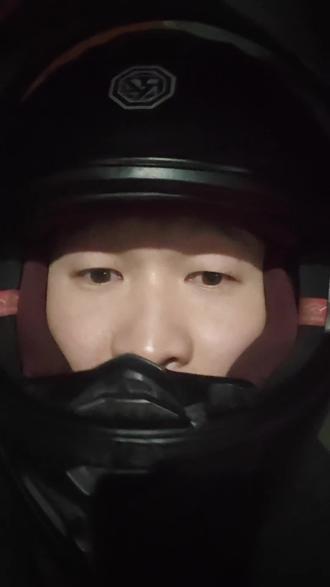 #美团外卖 #冬季赛 #美团分配模式 这个分配模式 相信大家今天都有不愉快的体验 抢得再快 也会显示抢单失败 但是可能系统的派单系统可能在午高峰晚高峰 有单的时候 派出来单还是可以接受的 有利也有弊 但是必须是有单情况下才可以 没单的情况下 比如你的时间只有30多分钟了 你想在大厅抢一个顺路的订单 那么不可能 因为别人手里没单 或者时间比你的长 距离商家比你近 这些因素 你划得再快也不行 所以就午晚高峰 大家多卷一点吧 冬季赛的第一期 好像一天40多单 强度还行 就是可能每周休息一天就不能休息了 要连续到2.1号 也就是7周 好好努力 好好赚钱了 赚了钱 回家过一个好年 2026年才会书写不一样的篇章 生活 加油!