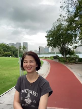 又见故乡炊烟起,繁星满月照大地,若非生活不容易,谁愿只身飘万里!