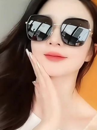 新款大框偏光墨镜专为女性设计,独特闪粉点缀,时尚感爆棚。偏光镜片有效阻挡紫外线,保护双眼,好物推荐#时尚太阳镜