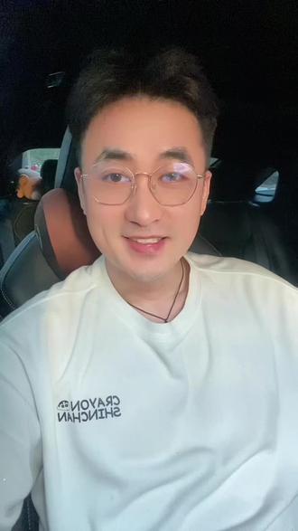 你打扮得漂亮一点,得体一点,就一定会有人对你生理性喜欢,那种喜欢是完全不受控制的。一个人有没有魅力,有没有吸引力,就在互相打量的那一刻就决定有还是没有。这就是刻板印象。有些人为啥就从不内耗,就是因为每天都把自己打扮得得体好看,自己照镜子,自己都喜欢,那就没有可内耗的了。会打扮,会收拾自己,那看起来就是特别的精致,就是会吸引别人的目光,就是会让人发自内心的欣赏,就是会让人产生生理性的喜欢。人性都是一样的,有谁不喜欢美的。把最漂亮的你展现出来