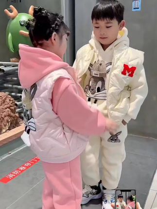 #谁穿谁好看 新款2025潮流女童中大童洋气时尚韩版宽松加厚加绒马甲卫衣三件套#高品质童装 #生女儿就是用来打扮的 #高级感穿搭 #保暖又好看 @DOU+小助手