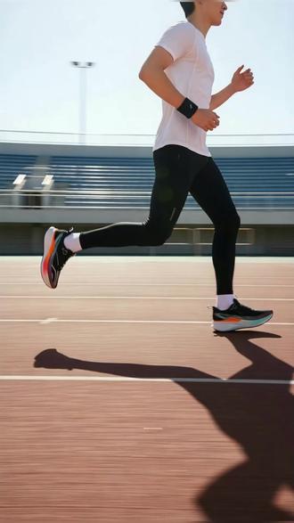 跑步就像踩着云!李宁赤兔8PRO透气轻便 跑步时脚后跟疼?这款鞋子帮你解决!#跑鞋 #跑鞋推荐 #体考体测 #透气舒适 #这个春天我先跑一步