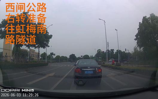 虹梅南路隧道南向北区间测速, 是我在2024年10月底根据网友爆料, 向高德百度反馈后上线的.
<>
这里提供一段同样方向从西闸公路进入的行车视频. 这样不会经过区间测速的起点
<>
可以看到
实际道路上, 进隧道前后, 完全没有限速标志. 这会让司机没有办法知道实际限速.
<>
往中环/元江路方向, 匝道中才出现了限速60.
<>
在元江路上匝道交汇处, 也就是区间测速终点, 继续限速60.
<>
一直到过元江路出口, 离港湾式紧急停车大约150米处, 才出现了限速80.
<>
接下来, 就是验证地图到底有没有做对限速了. 包括对西闸公路路线, 道路上看不到限速标志, 导航会不会提示.
#我在上海修理高德地图