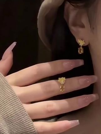 约会小心机!转头时会有细闪晃动~金色花朵耳钉女款2025新款爆款高级感耳饰小众百搭ins#耳饰搭配 #仙女必备
