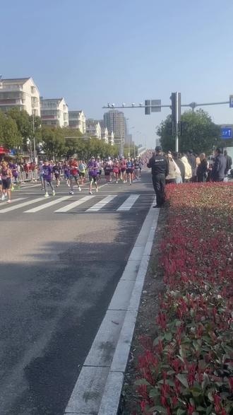 2026宁波举行的万人马拉松赛.全程46公里,全线实行交通管制,军、警,医疗急救、消防全面为这次参加马拉松赛的中外运动保驾护航。