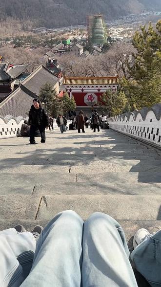 1. 禅意意境型
云起东台,风过西峰,菩萨顶的钟声,是千年的回响。
一砖一瓦,皆是禅心;一草一木,皆有佛性。
登顶而望,五台尽收眼底;焚香静坐,尘心归于宁静。
2. 历史底蕴型
一座菩萨顶,半部五台山史。
帝王巡幸的足迹,高僧修行的禅房,都藏在这红墙金瓦间。
从皇家寺庙到佛门圣地,每一步都踏在历史的尘埃上。
3. 旅行打卡型
来五台山,必到菩萨顶。这里是俯瞰台怀镇全景的最佳视角。
108级台阶,一步一重天,登顶即是豁然开朗。
红墙金瓦,气势恢宏,随手一拍都是大片。
4. 心灵感悟型
不为求佛,只为寻一份内心的安宁。
站在山巅,看云卷云舒,方知世事皆为过眼云烟。
心诚则灵,愿所求皆如愿,所行皆坦途。