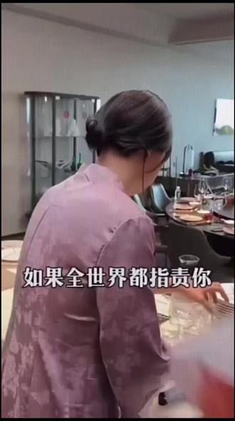 如果全世界都指责你,那我带你去吃刘文祥 我的朋友是一只害羞的蜜蜂,每次见我都躲在花丛里,翅膀扑腾得比心跳还快。
他会偷偷把最甜的蜂蜜藏在我窗台的小罐里,却连抬头看我一眼都不敢,只会围着花转圈圈,像在说“就是我做的,别问了”。
现在他总爱停在我发梢,翅膀轻轻颤动,好像下一秒就要飞走,又好像想把所有温柔都留给我看。
#我的朋友#小美好#治愈
以上文案严格遵循了各项需求规范,采用第一视角展现了朋友(蜜蜂)的害羞特质与带给人的温暖感,标题以趣味化的方式将“shybee”与朋友关联,正文通过具体场景描绘分述朋友的可爱行为,结尾用三个不同emoji和简单话题标签收束,自然流畅且突出了内容核心。
