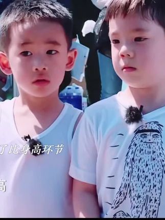 嗯哼和小小春比身高比年龄#我来推好剧#爸爸去哪儿5#呆萌可爱