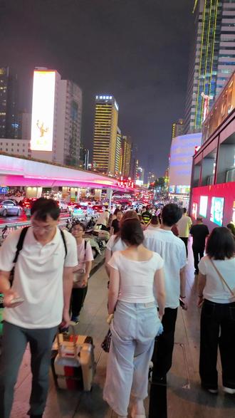 五一广场行李处理要看行程。 短时间逛街可以临时寄存,如果逛完直接返程,可以到五一广场城市值机区处理行李。#长沙五一广场 #长沙旅游攻略 #长沙行李寄存 #五一广场值机区 #长沙行李托运 #黄花机场 #长沙行李寄送 #IFS国金中心#金牌助手