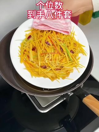 厨房里有一个这样的防烫 #取碗夹 太方便了,就不用拿抹布取碗了,不打滑不烫手,各种碗碟都能夹 #防烫夹 #防烫夹三件套 #厨房好物