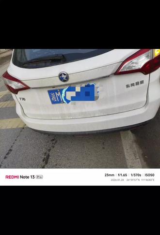 #修车 #抖音记录修理工的日常 2016年启辰T70仪表亮ABS故障灯,报C1105后右传感器2故障码。解码器清除故障,行驶两百米仪表又亮起ABS故障灯。读取数据流,后右轮数据与其他三个轮胎数据不一致。经过仔细检查(拔下插头,测量到12V电压),找出故障点。试车六七公里故障不再出现。