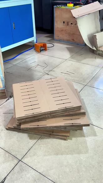 纸箱上有圆孔、方孔、长孔、扁孔,人工清起来很费劲。尤其是密孔产品,一批货下来,工人累,老板也急。用内孔清废机批量清孔,清得更快,也减少漏孔返工。
#多孔位清孔 #纸箱模切 #清孔机 #包装厂 #内孔清废
