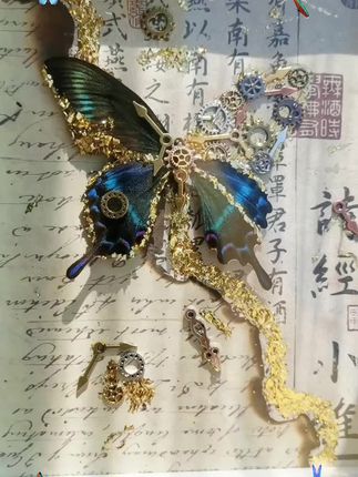 如果你还在为送礼发愁的话,那我推荐你这个绿带翠凤蝶标本材料包,它里面是绿带翠凤蝶的标本,经过特殊处理后制成的,不仅保留了原有的形态,还不会变色褪色,而且还有多种背景纸可以选择,可以满足你的各种需求,不管是自己收藏还是送给别人都很合适哦!#刺绣工艺 #我的手工作品 #简笔画画 #重工刺绣 #昆虫标本